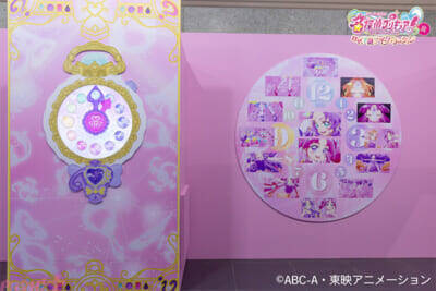 【たんプリ展】時計の針が巻き戻り、たどり着いたのは『名探偵プリキュア！』の世界…!? 「名探偵プリキュア！展 なぜ？謎?!インビテーション」メディア内覧会オフィシャルレポートが到着