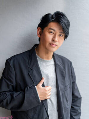 『仮面ライダーアギト』仮面ライダーアギト/津上翔一役・賀集利樹さんが25年振りに“あの2人”の名前を呼ぶ！ 「真アギト展」真ティザービジュアル＆真特報映像解禁