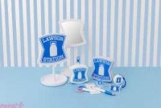 コンビニ「LAWSON(ローソン)」の看板がかわいい卓上ミラーやミニポーチに!? “そのまんま”付録になった公式ブック3種が宝島社より発売