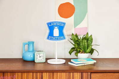 コンビニ「LAWSON(ローソン)」の看板がかわいい卓上ミラーやミニポーチに!? “そのまんま”付録になった公式ブック3種が宝島社より発売