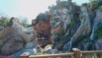 東京ディズニーシーの新テーマポート「ファンタジースプリングス」オープン目前！ ディズニーの仲間たちをかたどった岩や水の流れを動画で紹介