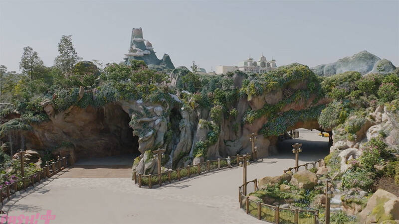 東京ディズニーシーの新テーマポート「ファンタジースプリングス」オープン目前！ ディズニーの仲間たちをかたどった岩や水の流れを動画で紹介
