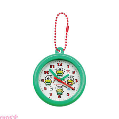 【サンリオ】レトロかわいいデザインについ集めたくなっちゃう…！ レトロレッスンバッグミニキーホルダー＆レトロ壁掛け時計風クリップキーホルダーがカプセルトイ自販機に新登場