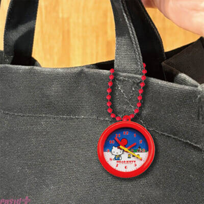 【サンリオ】レトロかわいいデザインについ集めたくなっちゃう…！ レトロレッスンバッグミニキーホルダー＆レトロ壁掛け時計風クリップキーホルダーがカプセルトイ自販機に新登場