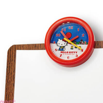 【サンリオ】レトロかわいいデザインについ集めたくなっちゃう…！ レトロレッスンバッグミニキーホルダー＆レトロ壁掛け時計風クリップキーホルダーがカプセルトイ自販機に新登場