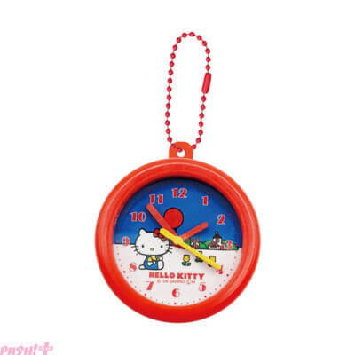 【サンリオ】レトロかわいいデザインについ集めたくなっちゃう…！ レトロレッスンバッグミニキーホルダー＆レトロ壁掛け時計風クリップキーホルダーがカプセルトイ自販機に新登場