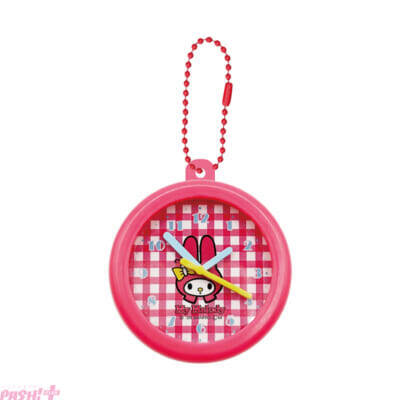 【サンリオ】レトロかわいいデザインについ集めたくなっちゃう…！ レトロレッスンバッグミニキーホルダー＆レトロ壁掛け時計風クリップキーホルダーがカプセルトイ自販機に新登場