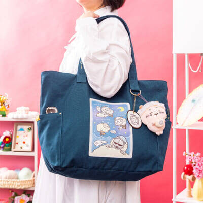 【ちいかわ】干支にちなんだひつじ衣装がカワイイ！ 描き下ろしグッズ全12点入りの「ちいかわ ハッピーバッグ2027(未年)」が発売決定