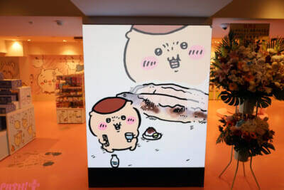 『ちいかわ』ファンは池袋へGO！ 思わずアピールしたくなるかわいいグッズや床まで要チェックの装飾など見どころ満載の「ちいかわらんど 池袋パルコ店」の店内をフォトレポートでお届け