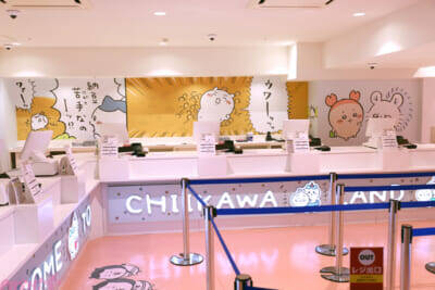『ちいかわ』ファンは池袋へGO！ 思わずアピールしたくなるかわいいグッズや床まで要チェックの装飾など見どころ満載の「ちいかわらんど 池袋パルコ店」の店内をフォトレポートでお届け