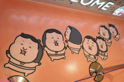 『ちいかわ』ファンは池袋へGO！ 思わずアピールしたくなるかわいいグッズや床まで要チェックの装飾など見どころ満載の「ちいかわらんど 池袋パルコ店」の店内をフォトレポートでお届け