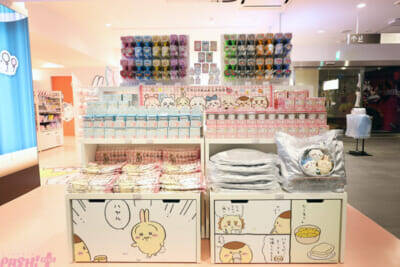 『ちいかわ』ファンは池袋へGO！ 思わずアピールしたくなるかわいいグッズや床まで要チェックの装飾など見どころ満載の「ちいかわらんど 池袋パルコ店」の店内をフォトレポートでお届け