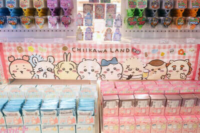 『ちいかわ』ファンは池袋へGO！ 思わずアピールしたくなるかわいいグッズや床まで要チェックの装飾など見どころ満載の「ちいかわらんど 池袋パルコ店」の店内をフォトレポートでお届け