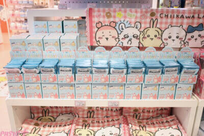 『ちいかわ』ファンは池袋へGO！ 思わずアピールしたくなるかわいいグッズや床まで要チェックの装飾など見どころ満載の「ちいかわらんど 池袋パルコ店」の店内をフォトレポートでお届け