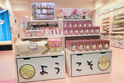 『ちいかわ』ファンは池袋へGO！ 思わずアピールしたくなるかわいいグッズや床まで要チェックの装飾など見どころ満載の「ちいかわらんど 池袋パルコ店」の店内をフォトレポートでお届け