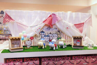 『ちいかわ』ファンは池袋へGO！ 思わずアピールしたくなるかわいいグッズや床まで要チェックの装飾など見どころ満載の「ちいかわらんど 池袋パルコ店」の店内をフォトレポートでお届け