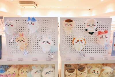 『ちいかわ』ファンは池袋へGO！ 思わずアピールしたくなるかわいいグッズや床まで要チェックの装飾など見どころ満載の「ちいかわらんど 池袋パルコ店」の店内をフォトレポートでお届け