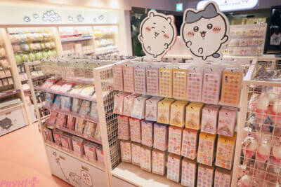 『ちいかわ』ファンは池袋へGO！ 思わずアピールしたくなるかわいいグッズや床まで要チェックの装飾など見どころ満載の「ちいかわらんど 池袋パルコ店」の店内をフォトレポートでお届け
