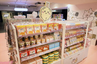 『ちいかわ』ファンは池袋へGO！ 思わずアピールしたくなるかわいいグッズや床まで要チェックの装飾など見どころ満載の「ちいかわらんど 池袋パルコ店」の店内をフォトレポートでお届け