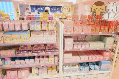 『ちいかわ』ファンは池袋へGO！ 思わずアピールしたくなるかわいいグッズや床まで要チェックの装飾など見どころ満載の「ちいかわらんど 池袋パルコ店」の店内をフォトレポートでお届け