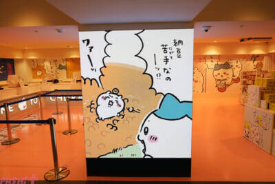 『ちいかわ』ファンは池袋へGO！ 思わずアピールしたくなるかわいいグッズや床まで要チェックの装飾など見どころ満載の「ちいかわらんど 池袋パルコ店」の店内をフォトレポートでお届け