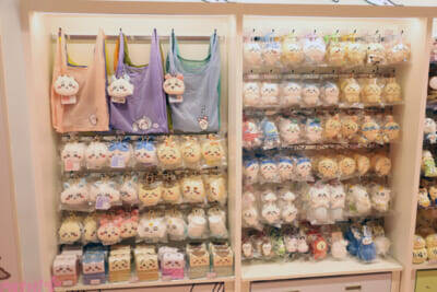 『ちいかわ』ファンは池袋へGO！ 思わずアピールしたくなるかわいいグッズや床まで要チェックの装飾など見どころ満載の「ちいかわらんど 池袋パルコ店」の店内をフォトレポートでお届け