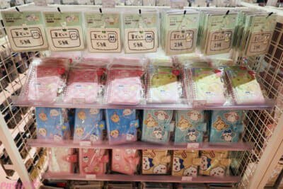 『ちいかわ』ファンは池袋へGO！ 思わずアピールしたくなるかわいいグッズや床まで要チェックの装飾など見どころ満載の「ちいかわらんど 池袋パルコ店」の店内をフォトレポートでお届け