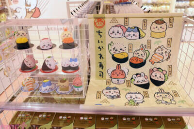 『ちいかわ』ファンは池袋へGO！ 思わずアピールしたくなるかわいいグッズや床まで要チェックの装飾など見どころ満載の「ちいかわらんど 池袋パルコ店」の店内をフォトレポートでお届け