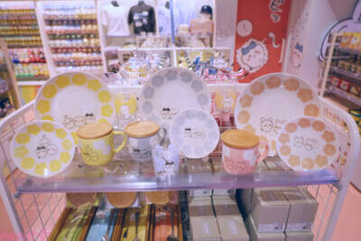 『ちいかわ』ファンは池袋へGO！ 思わずアピールしたくなるかわいいグッズや床まで要チェックの装飾など見どころ満載の「ちいかわらんど 池袋パルコ店」の店内をフォトレポートでお届け