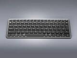 「キー中央の凹みで指先にフィットする、3台接続対応の無線キーボード」の画像1