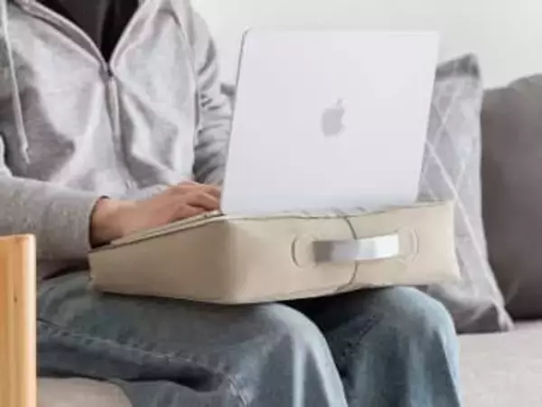 空気で膨らんで持ち運びやすい膝上テーブル