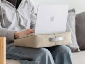 空気で膨らんで持ち運びやすい膝上テーブル