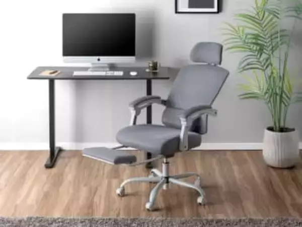 無段階リクライニング機能付きのオフィスチェア