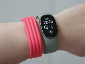 【Hothotレビュー】Airの軽さかEdgeの画面か。Google「Fitbit Edge」を使って分かった違い