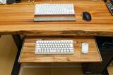 「3千円程度で狭いデスクが激変！しかも簡単！「後付けキーボードスライダー」をDIYしてみた」の画像1