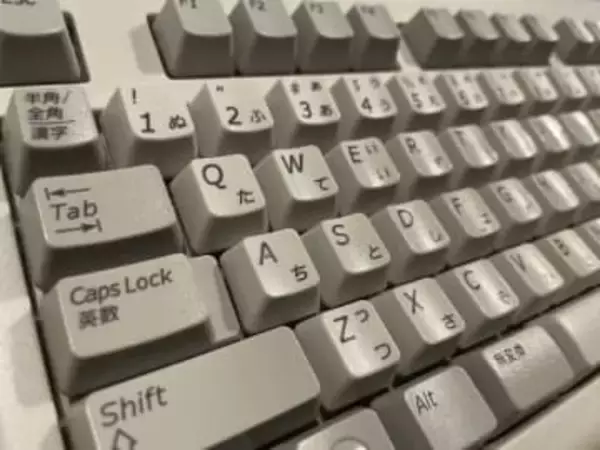 【PC Watchのキーボード黙示録】数十のキーボードを渡り歩き、辿り着いたのは30年物のレトロモデル【編集者上田の場合】