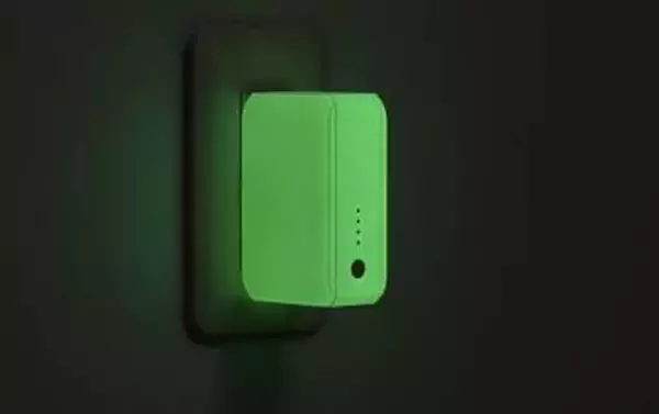 ドコモ、1台3役の蓄光ACアダプタ「備える充電器」4月16日Makuakeで先行発売