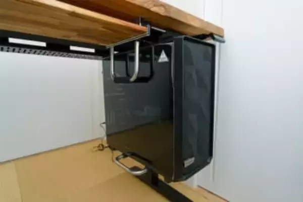 床置き派の宿命「ホコリ」を断つ。デスク天板下を活用したPC吊り下げの秘技を見せる