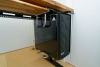 床置き派の宿命「ホコリ」を断つ。デスク天板下を活用したPC吊り下げの秘技を見せる