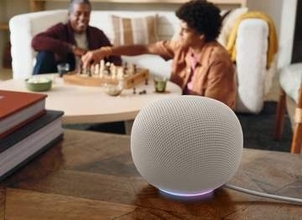「枕元のランプ以外の明かりを消して」で通じる「Google Homeスピーカー」発売
