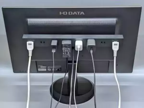 【やじうまミニレビュー】この電源タップ、目からウロコの便利さ。テレビ/モニター裏にこっそり設置可能