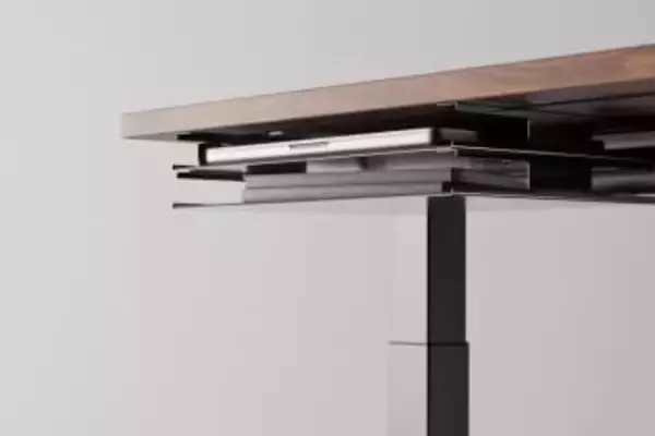 デスクの天板下に16型ノートを収納するトレー。PREDUCTS DESK用