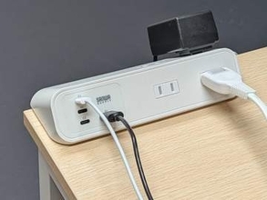 【やじうまミニレビュー】クランプ式電源タップも65W出力時代へ。ノートPCも充電できてデスク整頓が捗るぞ