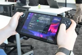 8.8型ゲーミングPC「Legion Go」後継機はOLED採用。9万円台の軽量モデルも