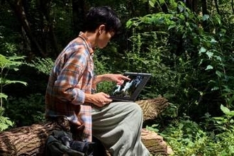 指で操作できるMacがついに登場、タンデムOLEDで軽くなったMacBook Pro