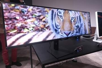 世界初、湾曲しない32:9の49型ウルトラワイドモニター。Mini LEDで13万円台