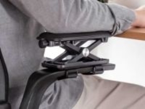 既存チェアに後付けできるアームレスト。高さ調整可能