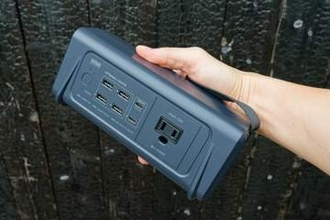 【やじうまミニレビュー】防災に“握れる”ポタ電、コンセント付きでリン酸鉄が魅力のモバイルバッテリ
