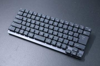 FMVからこだわりキーボード/マウス登場！壁際に設置できるモニターも