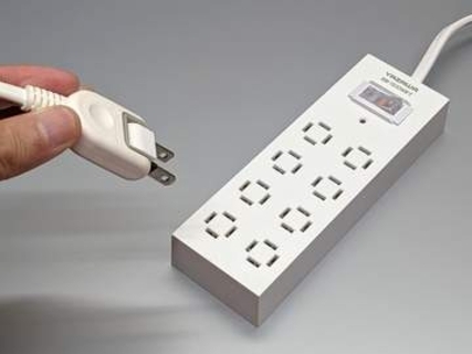 【やじうまミニレビュー】干渉知らずの電源タップ、縦横挿し＆半口ずらし対応で実売4千円弱。使ってみた結果は？